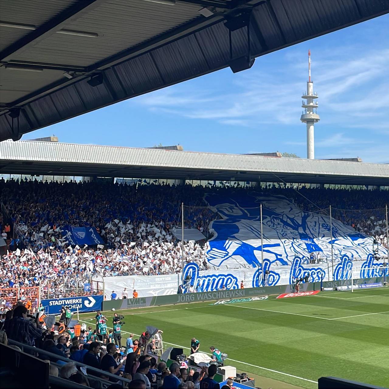 Zum Maiabendfest am Wochenende in Bochum wurde das Ruhrstadion vor Anpfiff gegen Union Berlin in einer blau, weißen Choreo geschmückt.