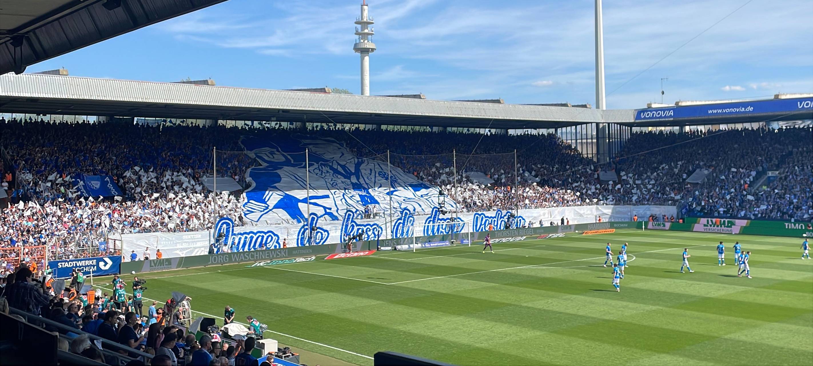 Zum Maiabendfest am Wochenende in Bochum wurde das Ruhrstadion vor Anpfiff gegen Union Berlin in einer blau, weißen Choreo geschmückt.