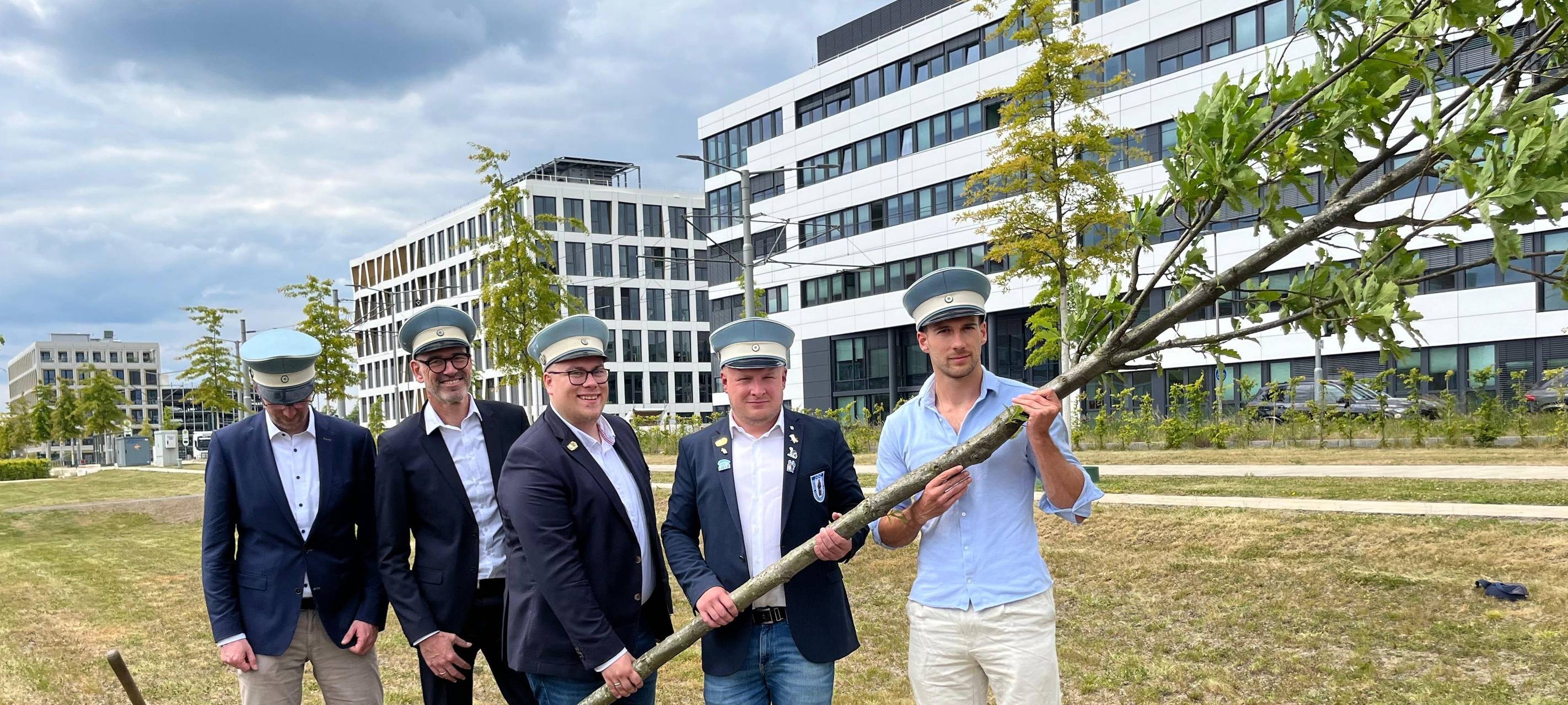 Leon Goretzka pflanzt Maiabendeiche in Bochum
