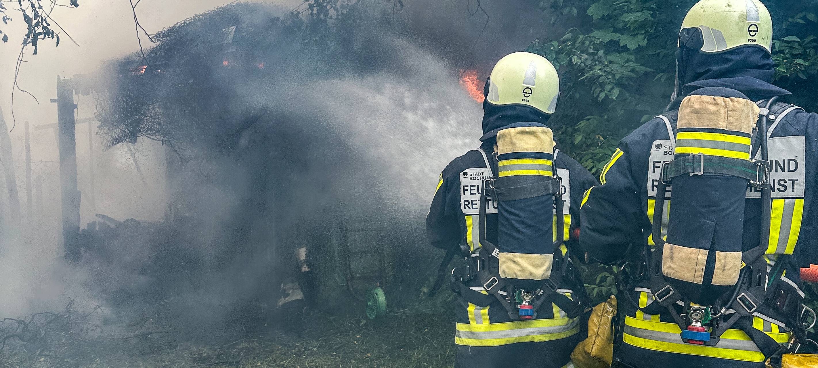 Feuerwehreinsatz in Bochum: Gartenlaube in Flammen
