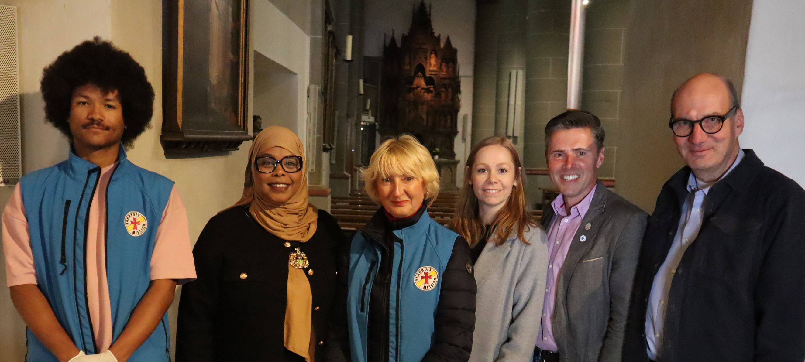 Safiya Saeed, Bürgermeisterin von Sheffield (2 v.l.) überzeugte sich von der Arbeit vor Ort und wurde dabei von Daria Sengüner, Leiterin der Bahnhofsmission (Mitte), sowie Diakon Winfried Rottenecker (re.) begleitet