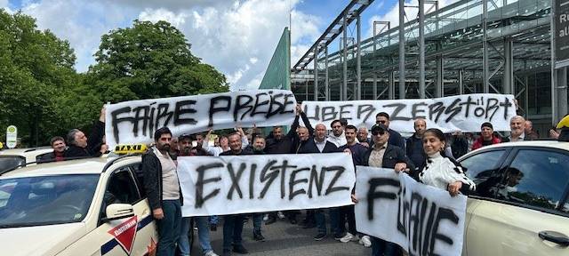Mehrere Taxis haben vor dem Ruhrcongress demonstriert.