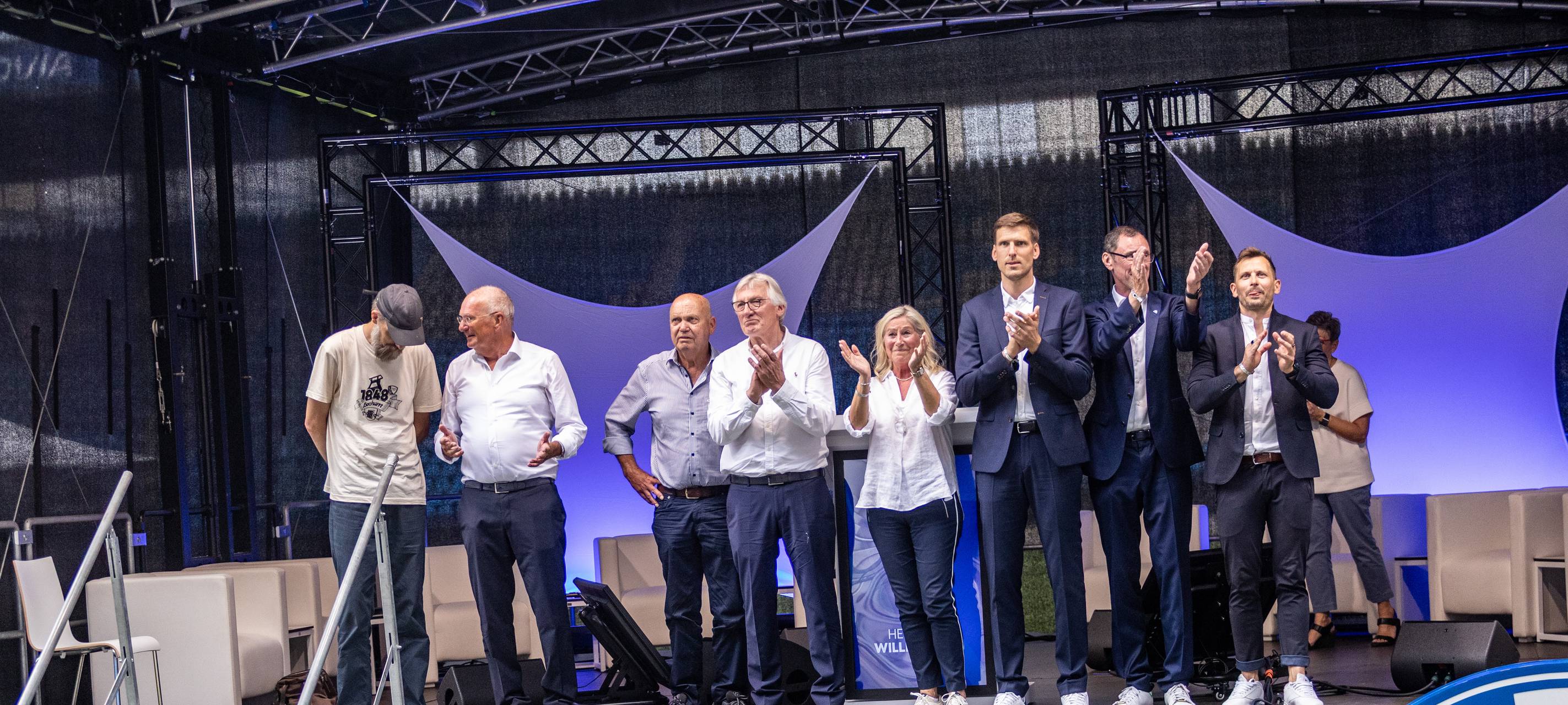 Das "Team Zukunft" mit Hans-Peter Villis, Andreas Luthe, Till Grönemeyer, Bettina Stratmann und DR. Christian Stenneken sind am Samstag (14.06.) zum neuen VfL Bochum Präsidium gewählt worden. Sie stehen auf der Bühne und Bedanken sich bei den Mitgliedern des VfL Bochum