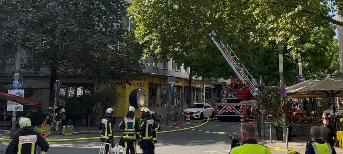 Dachstuhlbrand in Bochumer Mehrfamilienhaus am Südring
