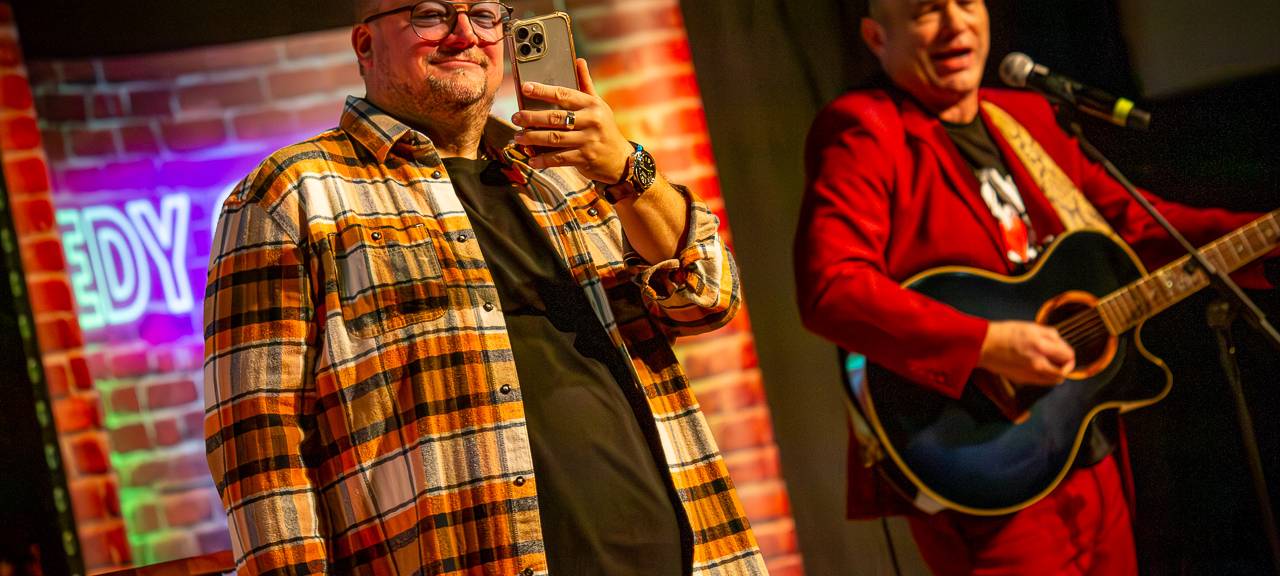 Das Comedy Camp 2025 startete in Unna in der Stadthalle. Auf der Bühne zu sehen: Heinz Gröning.