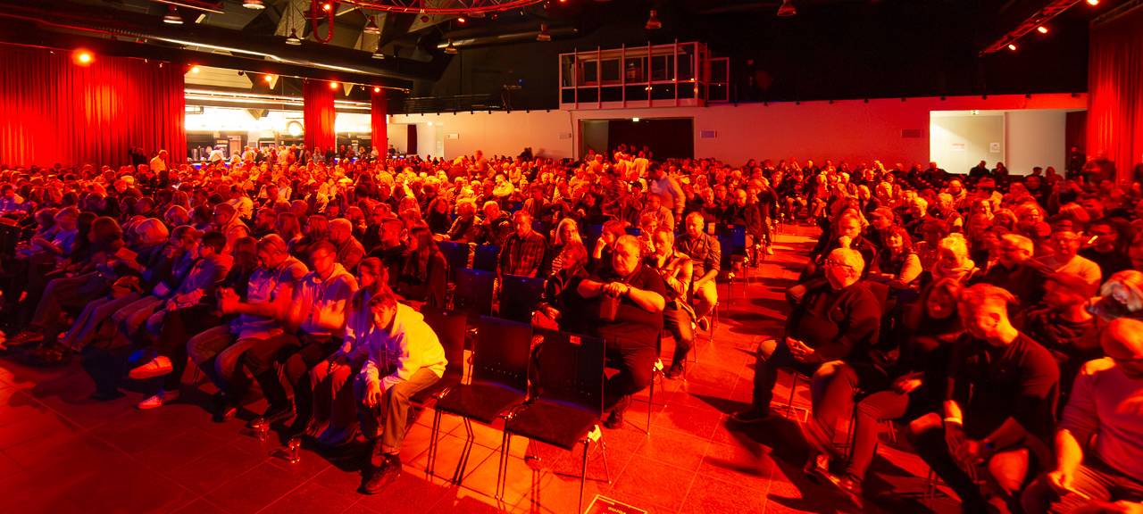 Das Comedy Camp 2025 war in Legden im Dorf Münsterland. Hier ist die Halle mit Zuschauern zu sehen.