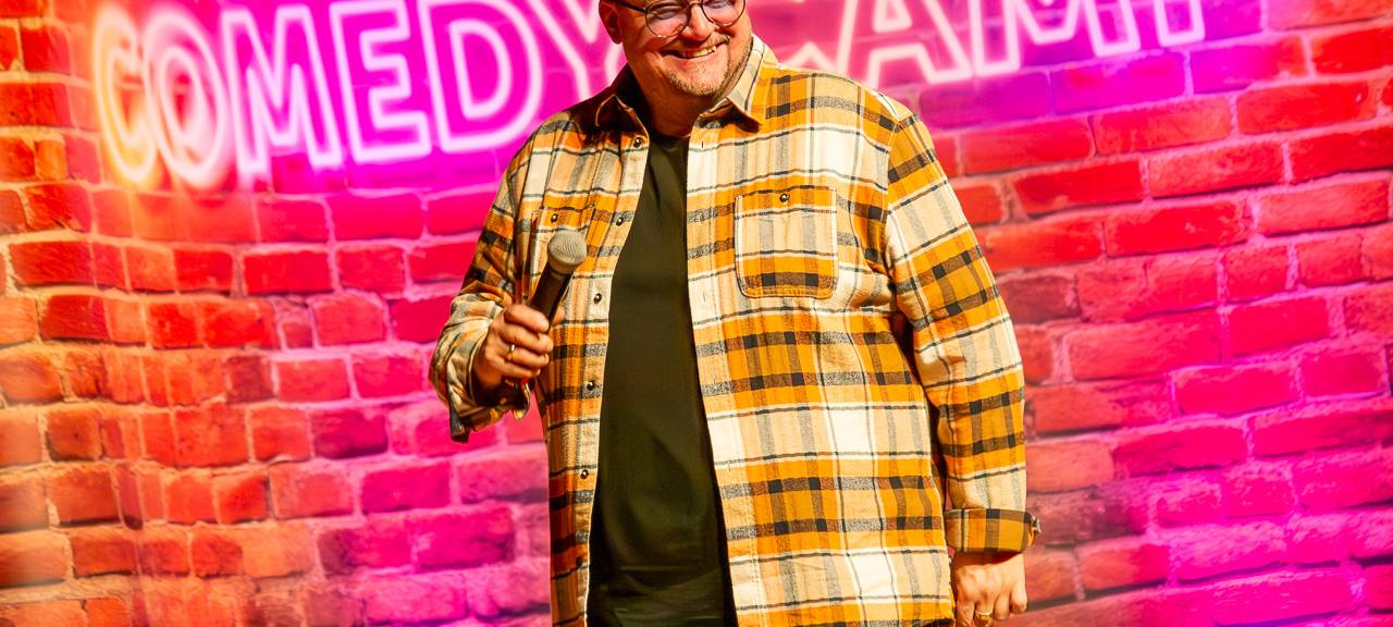 Das Comedy Camp 2025 war in Wuppertal in der Stadthalle. Hier ist Gastgeber Jürgen Bangert auf der Bühne zu sehen.