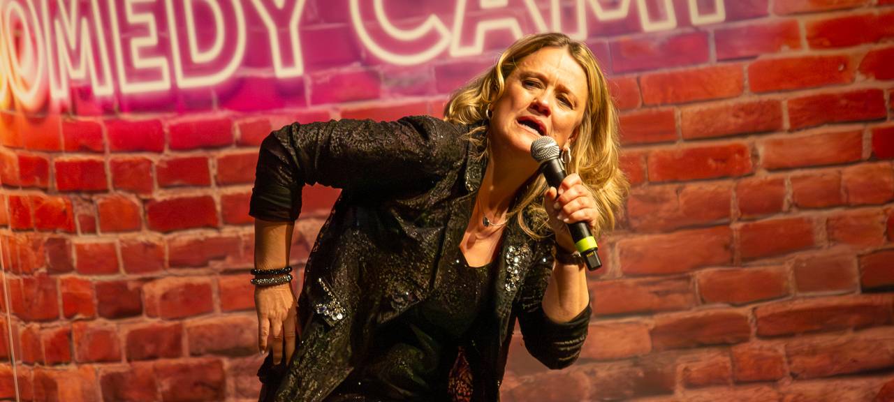 Das Comedy Camp 2025 war in Legden im Dorf Münsterland. Auf der Bühne zu sehen: Lisa Feller