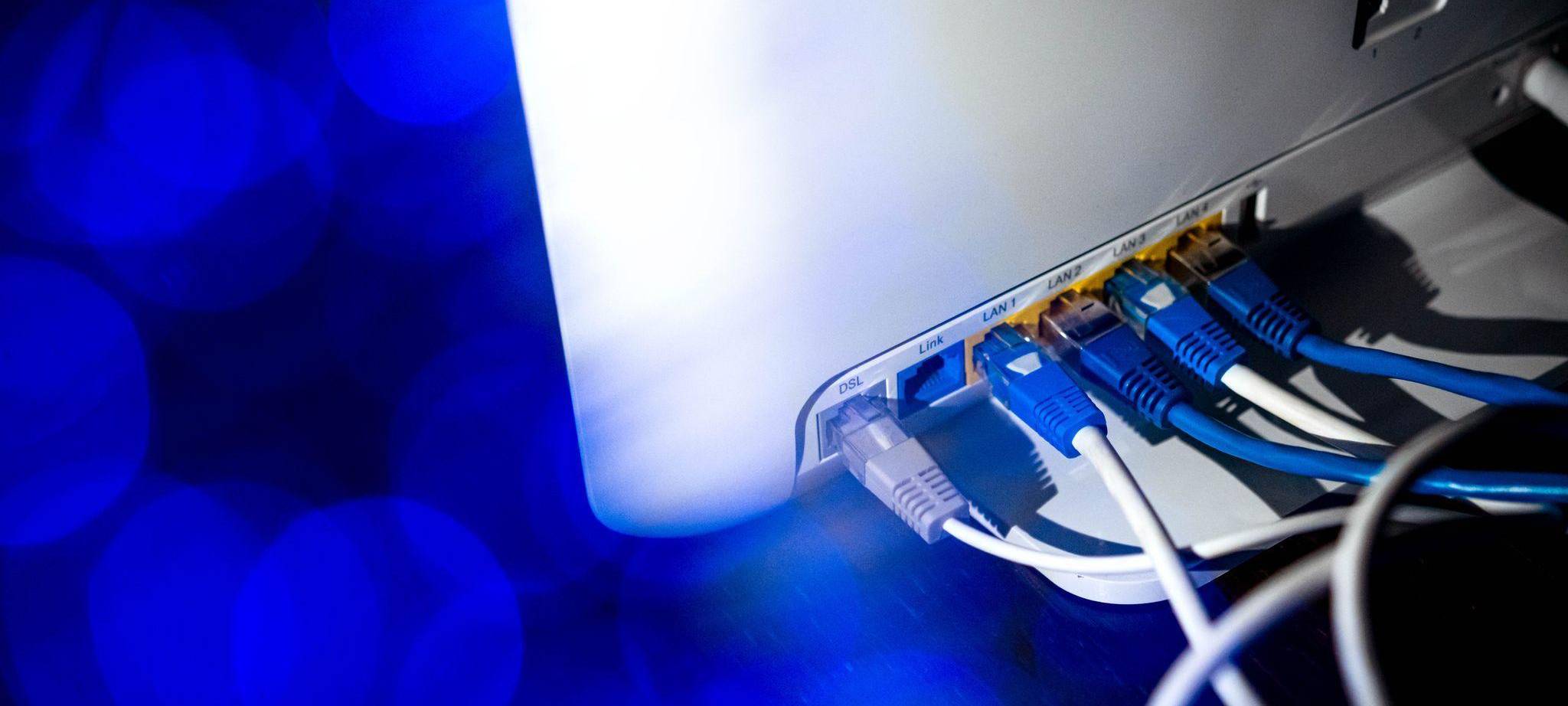 Netzwerkkabel (LAN-Kabel) stecken in einem Router