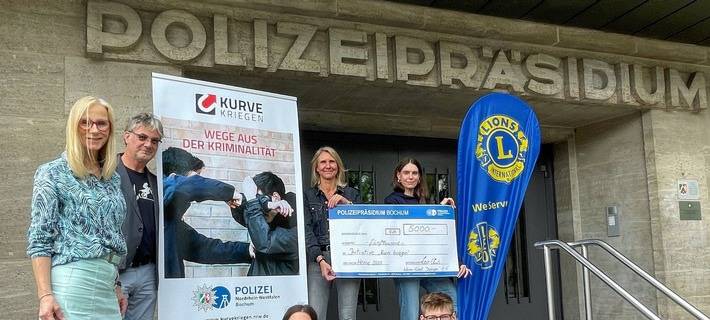 Übergabe des Spendenschecks des Leo-Hilfswerks Wanne-Eickel an das Polizeipräsidium Bochum