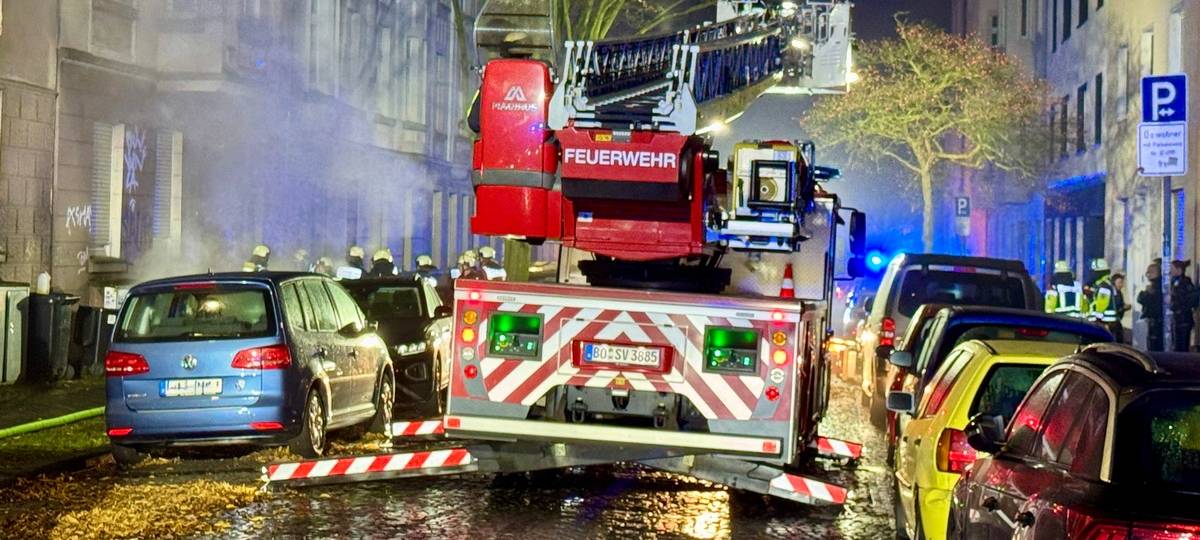 Kellerbrand in Bochum: Feuerwehr rettet fünf Menschen