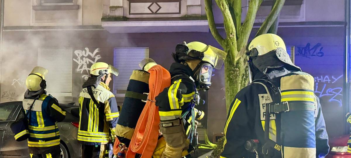 Kellerbrand in Bochum: Feuerwehr rettet fünf Menschen