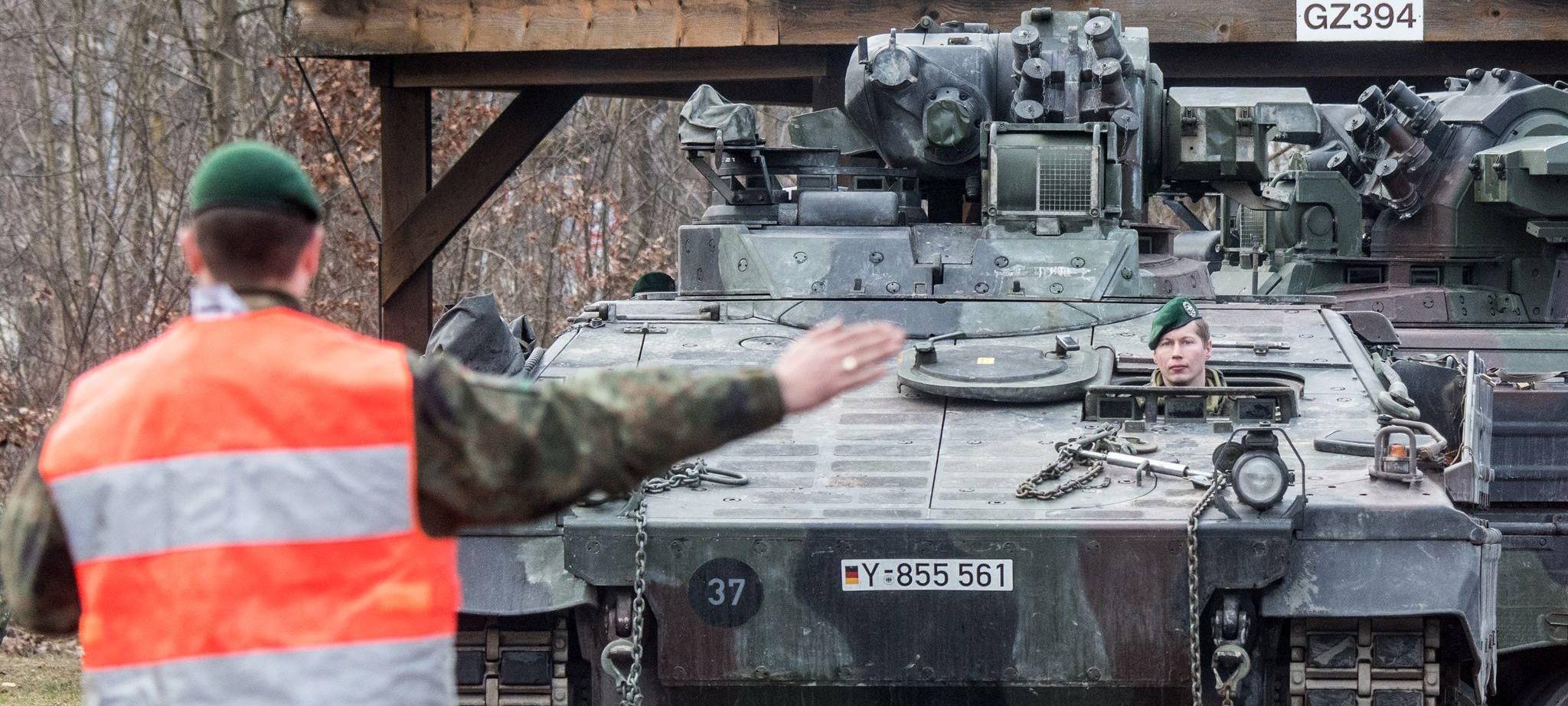 Bundeswehr verlädt Panzer für den Transport nach Litauen
