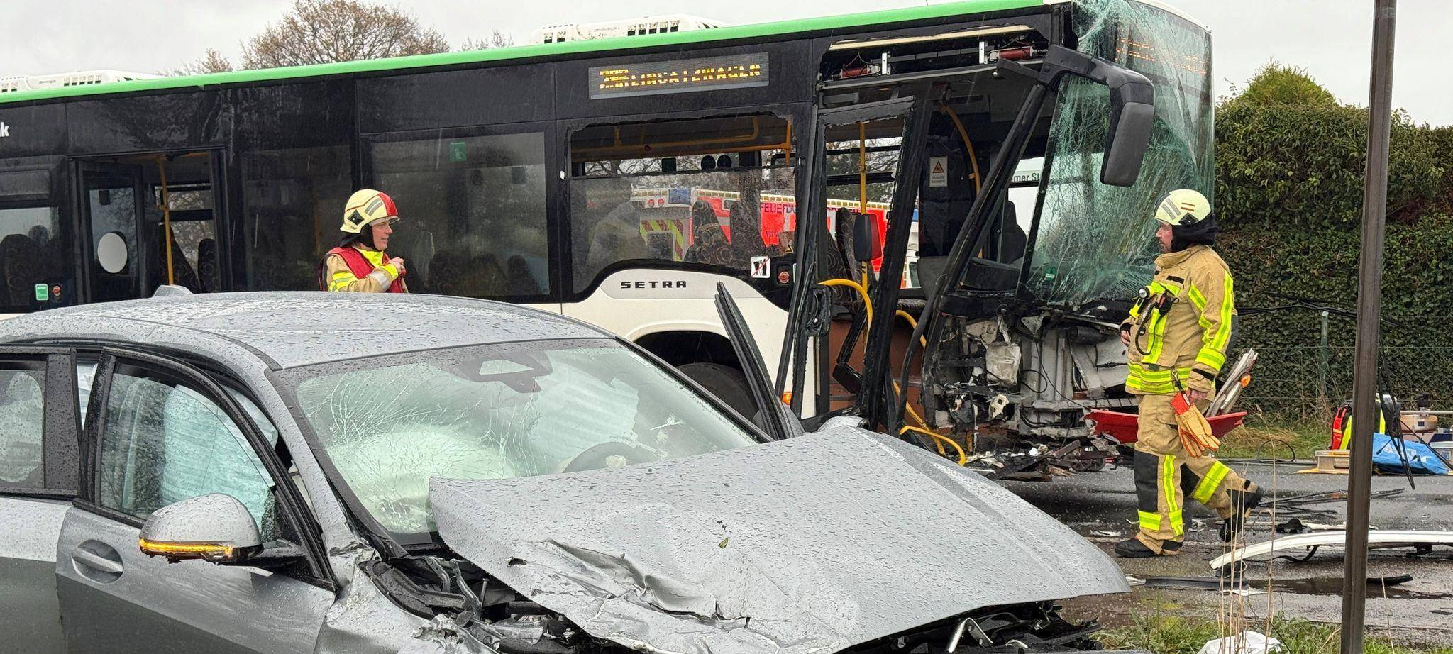 Bus prallt mit Auto zusammen - viele Kinder betroffen