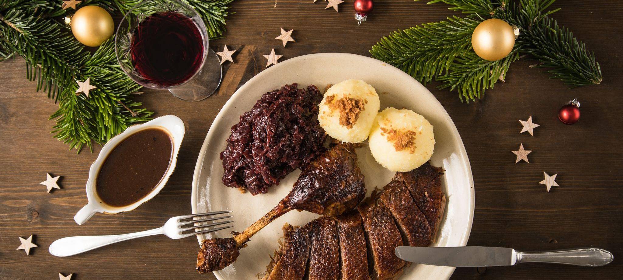 Weihnachtsgans mit Knödeln und Blaukraut auf einem Teller
