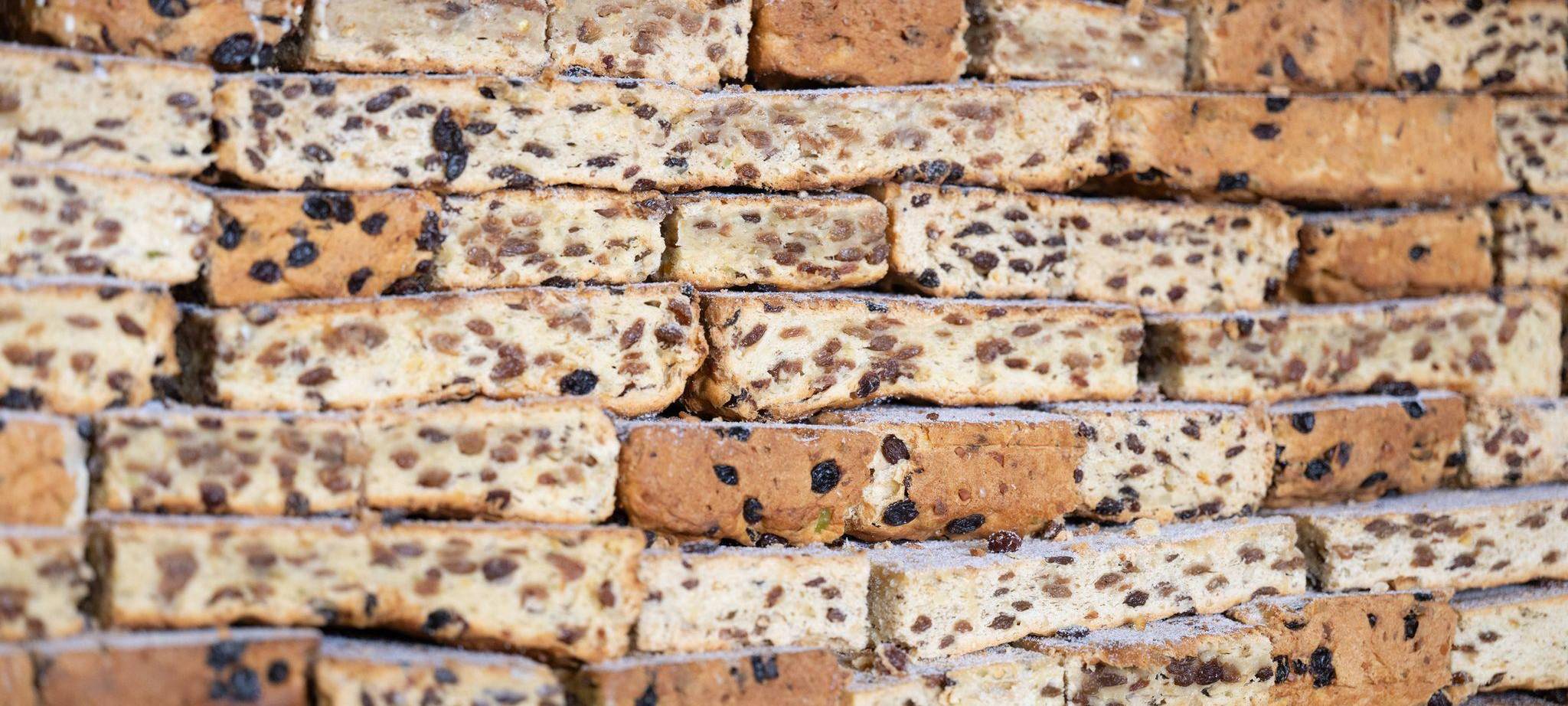 Dresdner Bäcker arbeiten an Riesenstollen für das Stollenfest