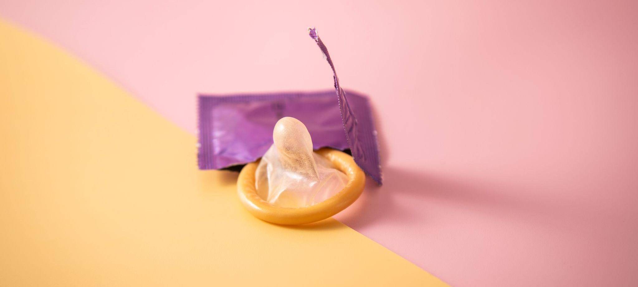 Kondom liegt auf einem Tisch