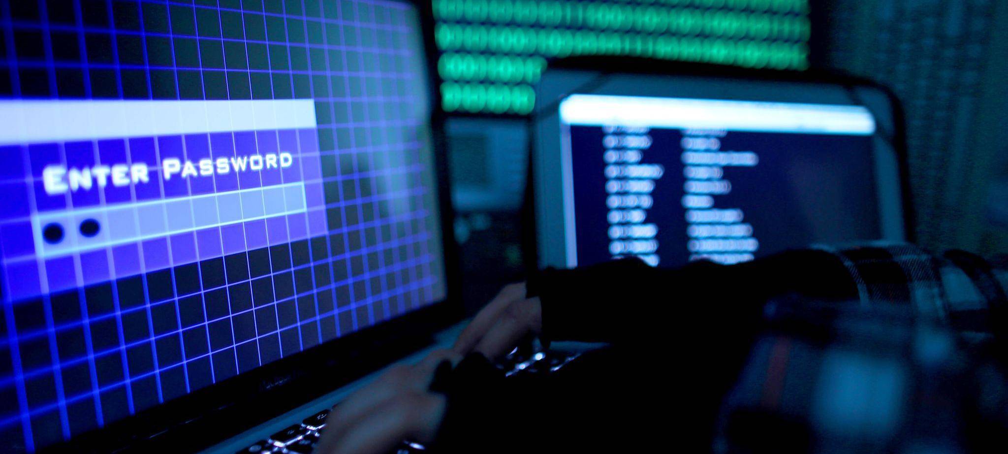 Passwort wird auf einem Laptop über die Tastatur eingegeben