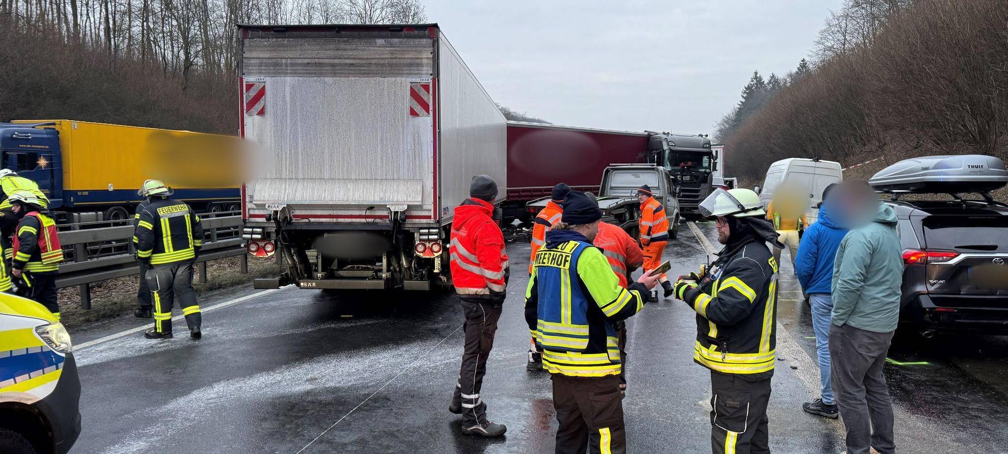 Unfallserie auf der A44 - Tote und Verletzte