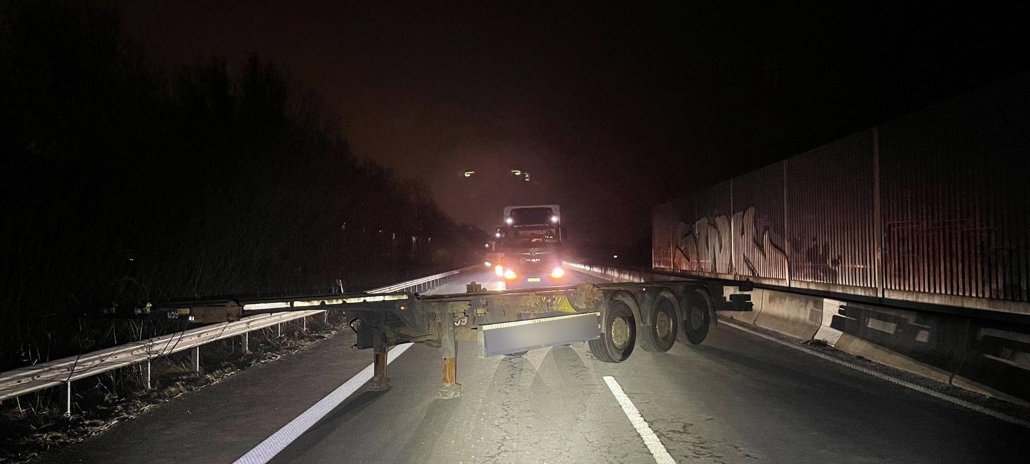 Sattelauflieger steht quer auf der A281