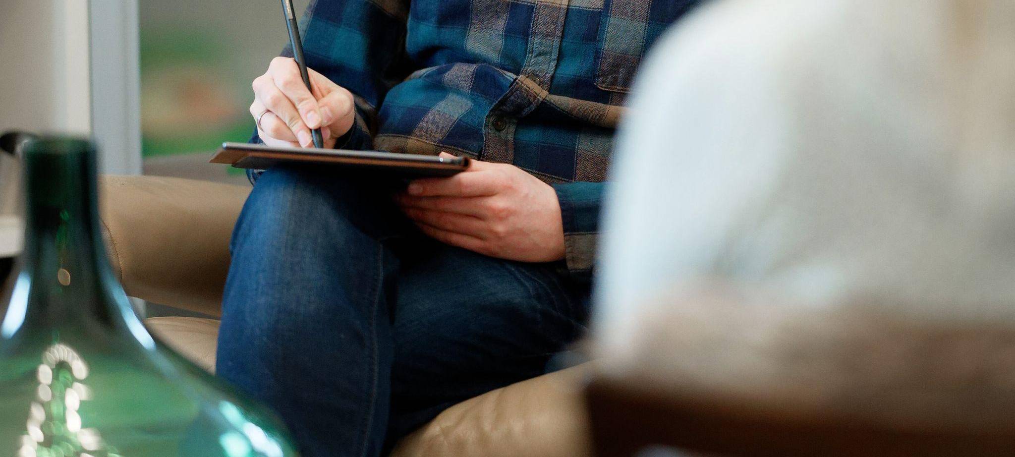 Psychotherapeut im Gespräch mit einer Klientin