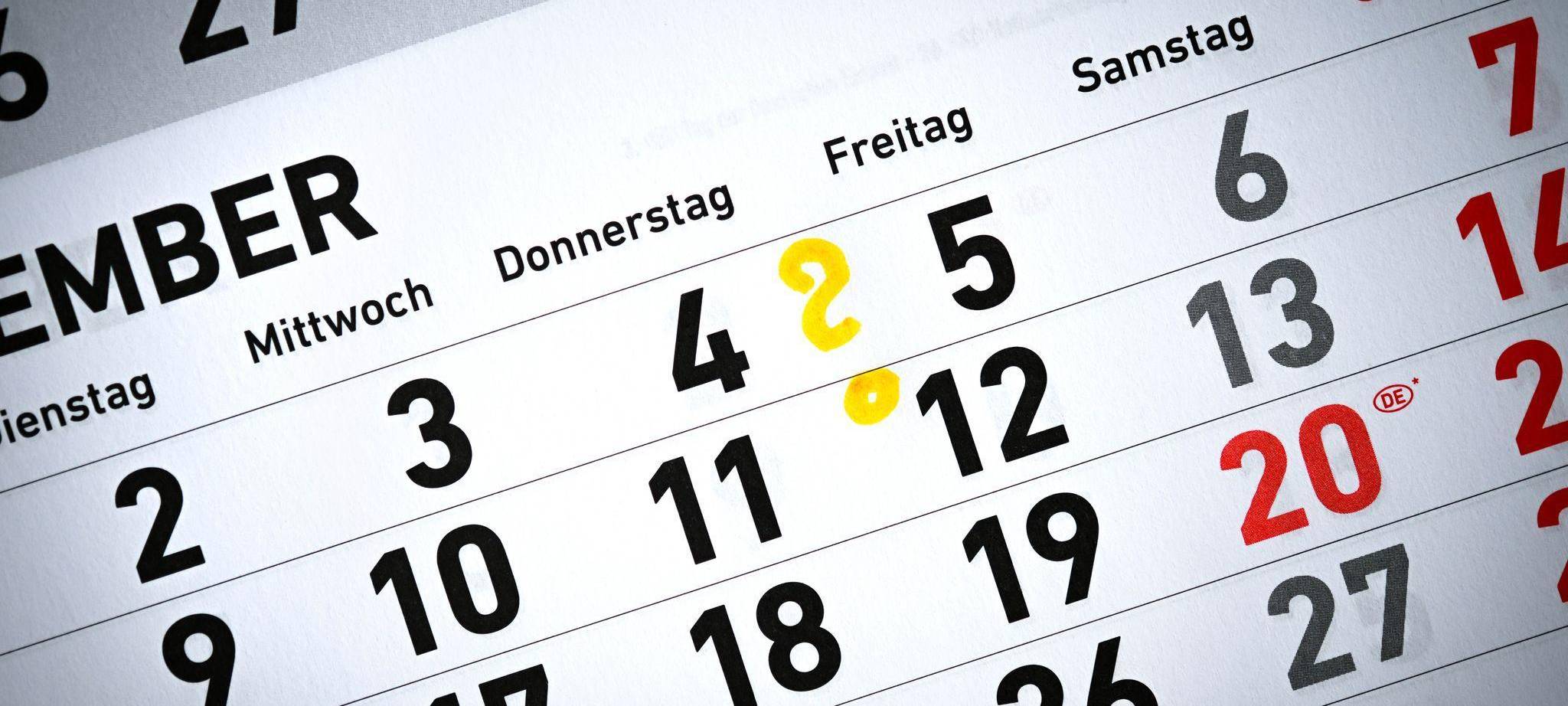 Ein Kalender liegt auf einem Tisch