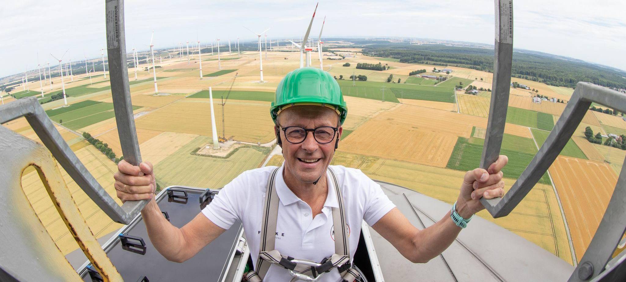 Merz macht Windkraft-Gondelfahrt