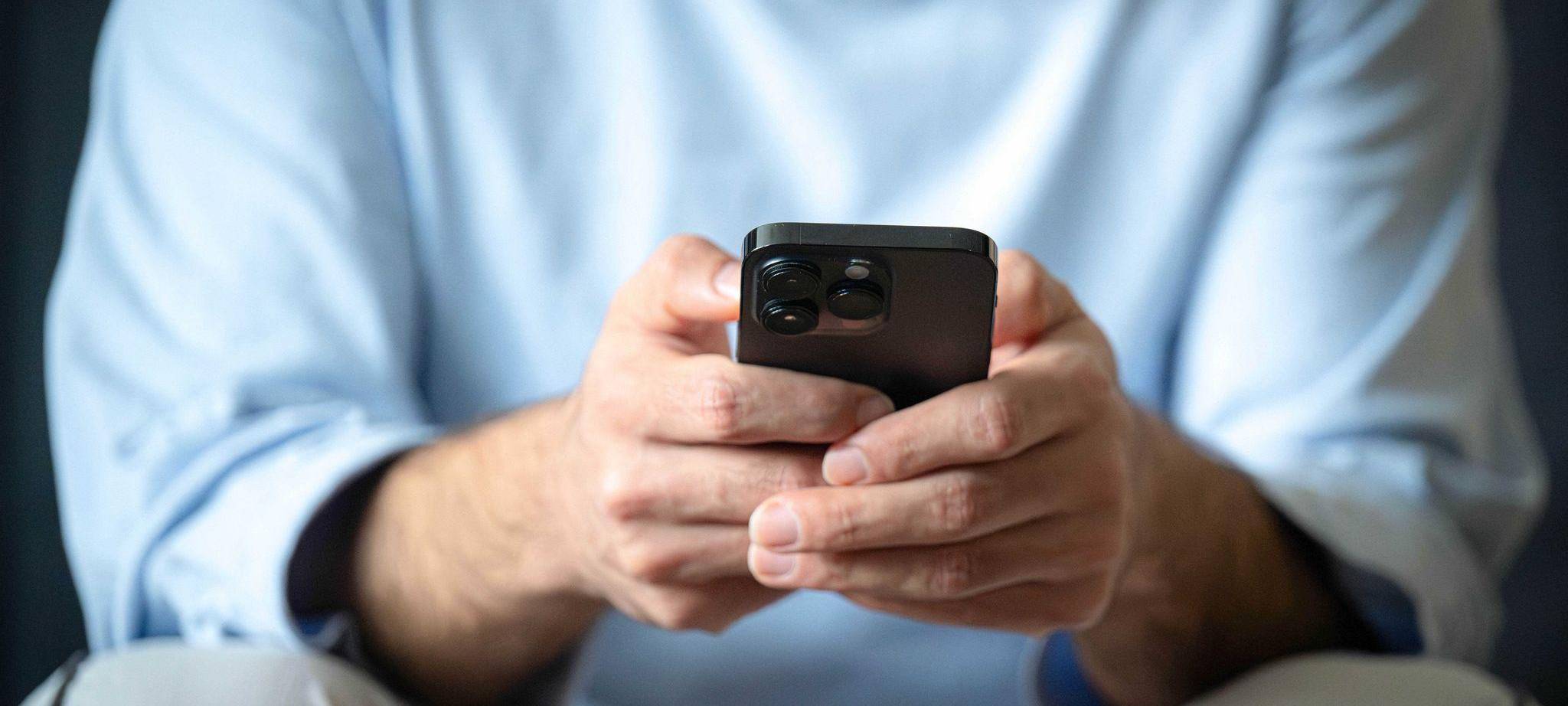 Ein Mann tippt auf einem Smartphone