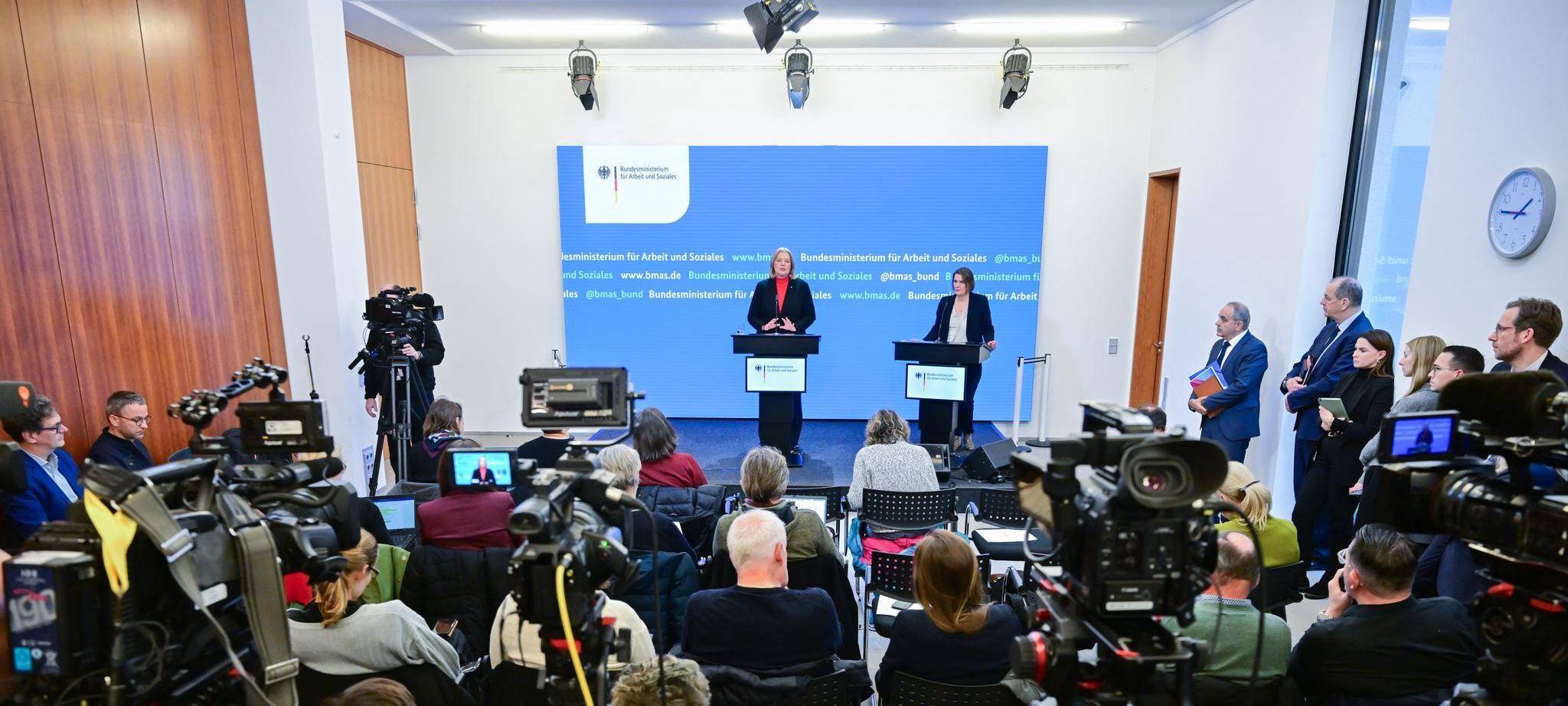 Übergabe Bericht der Kommission zur Sozialstaatsreform