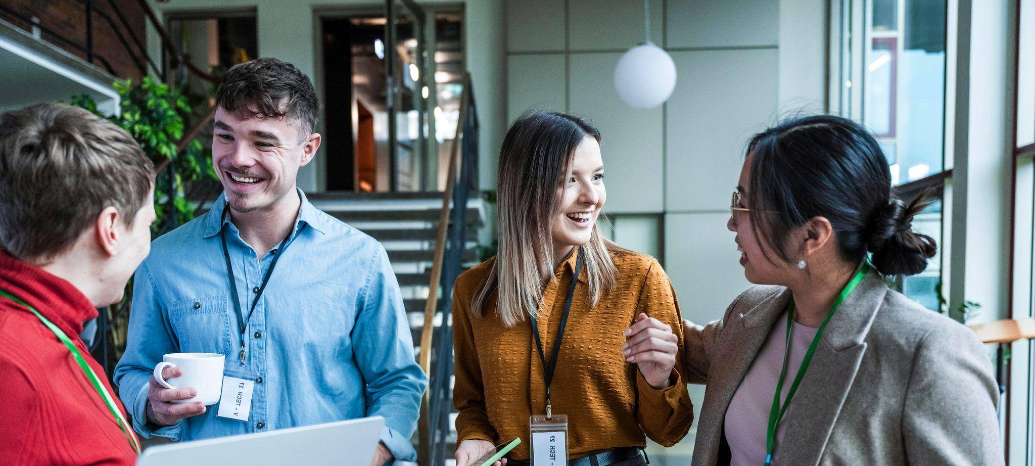 Mehrere Kollegen arbeiten fröhlich miteinander