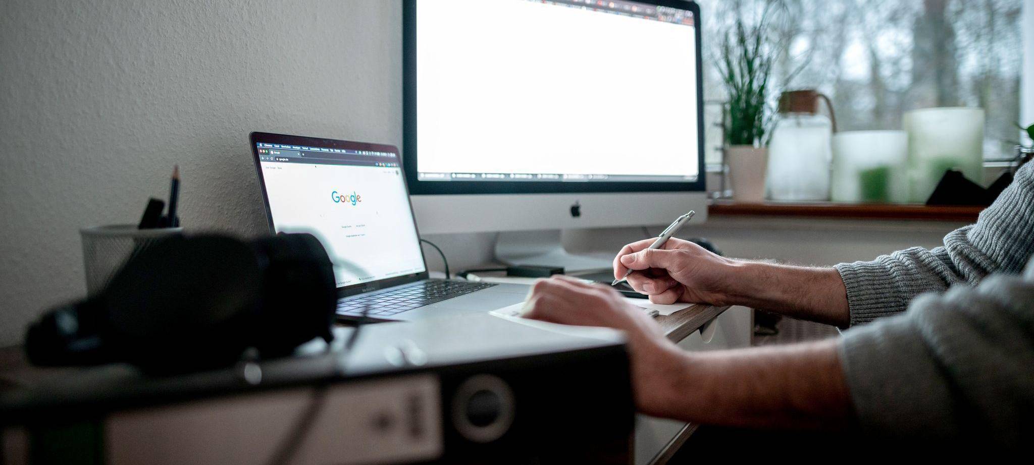 Ein Mann arbeitet im Homeoffice