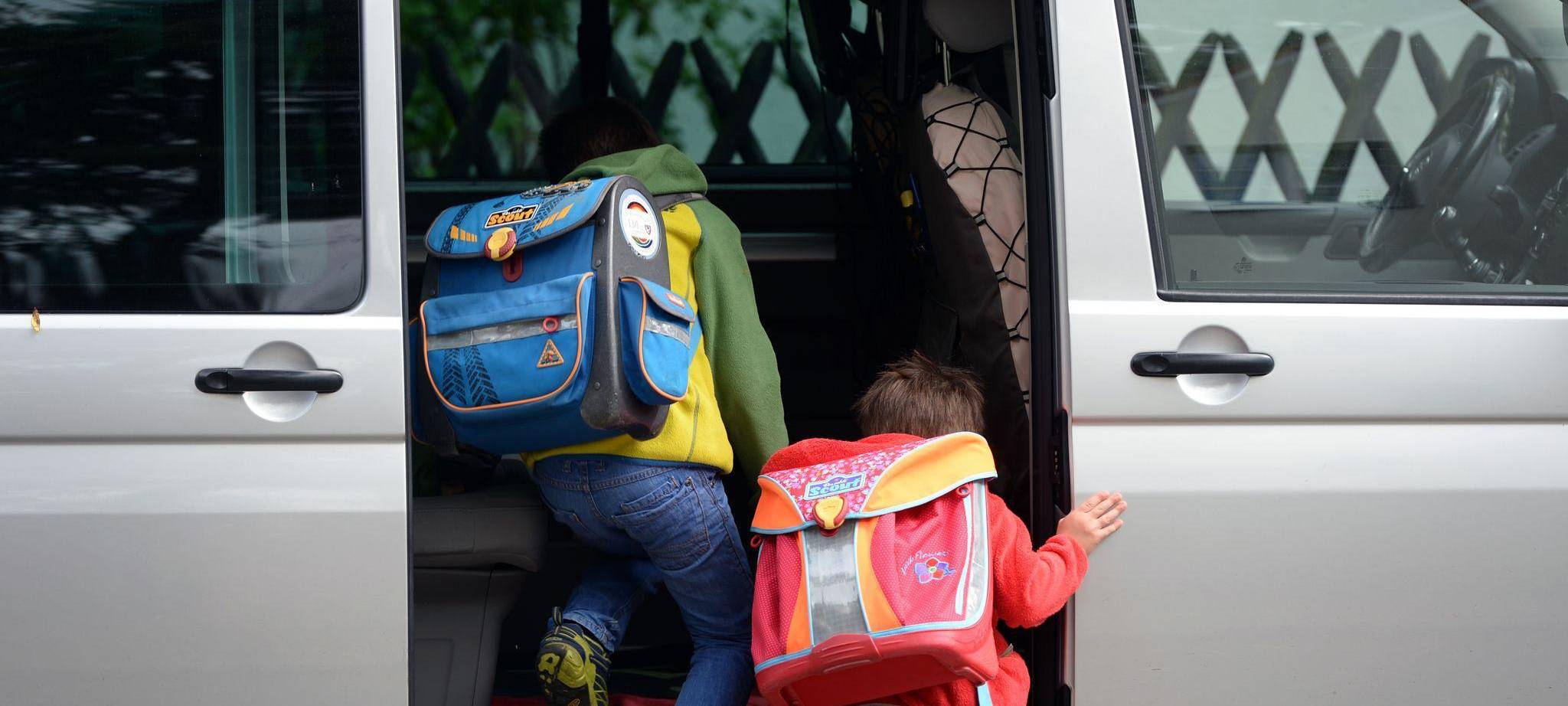Schulkinder im Auto