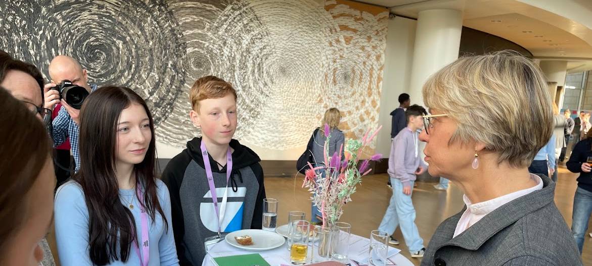 Ministern Feller mit Schülern