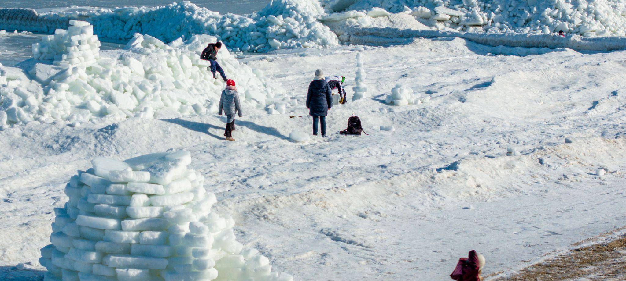 Eisberge türmen sich an der Ostseeküste