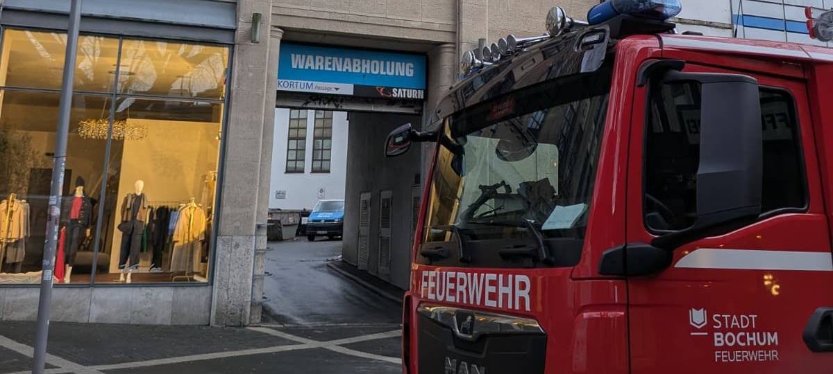 Brand im Kortumhaus: Feuerwehr löscht Feuer in Elektrofachmarkt