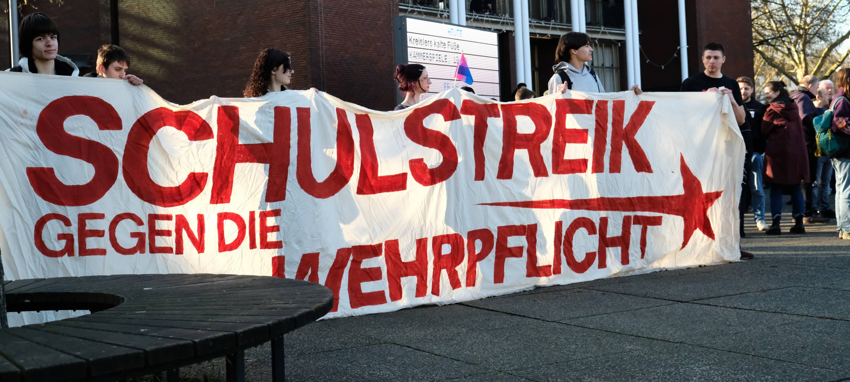 Protest in Bochum: Schüler streiken gegen Wehrpflicht