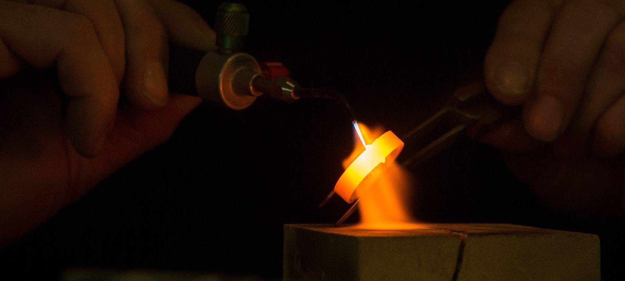 Mann lötet einen Ring