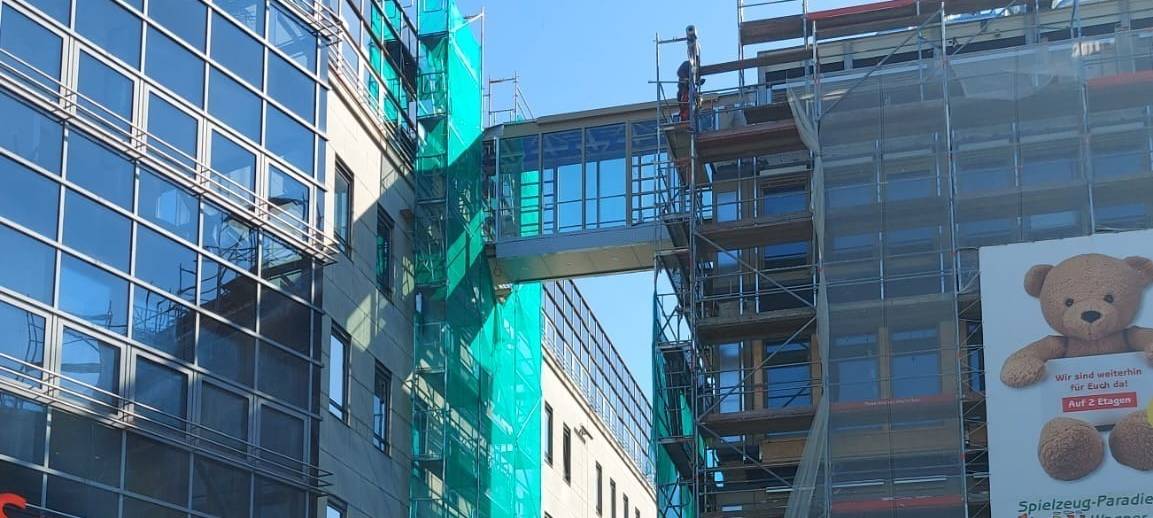 Glasbrücke "Skywalk" an der Sparkasse Bochum eingehängt