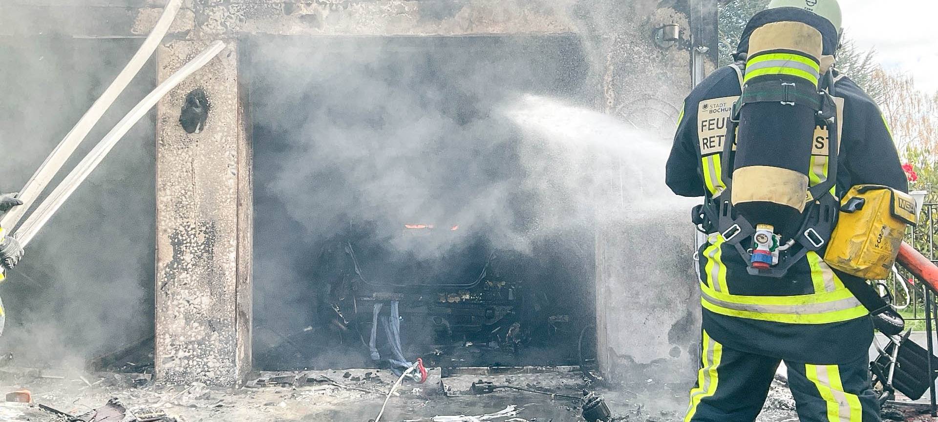 Feuerwehr Bochum löscht Garage in Stiepel