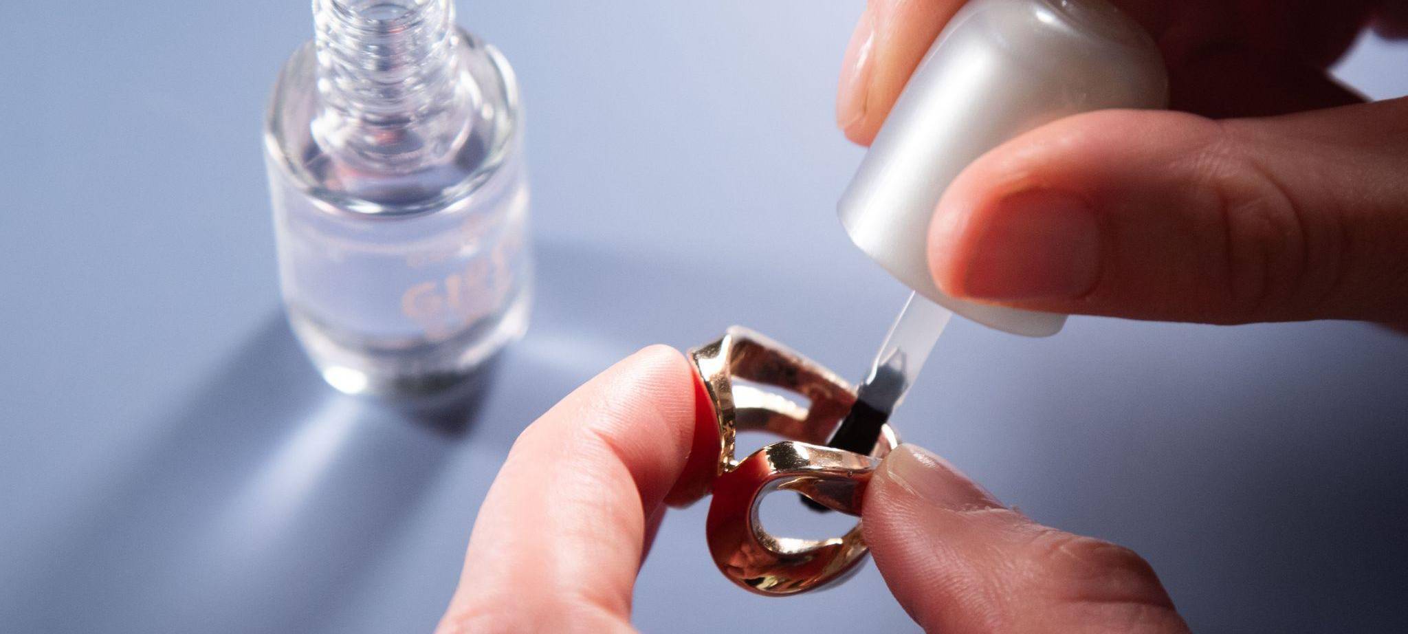 Ein Ring wird innen mit klarem Nagellack eingepinselt