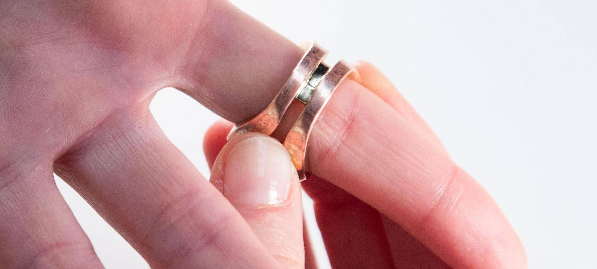 Frau steckt sich einen Ring an den Finger