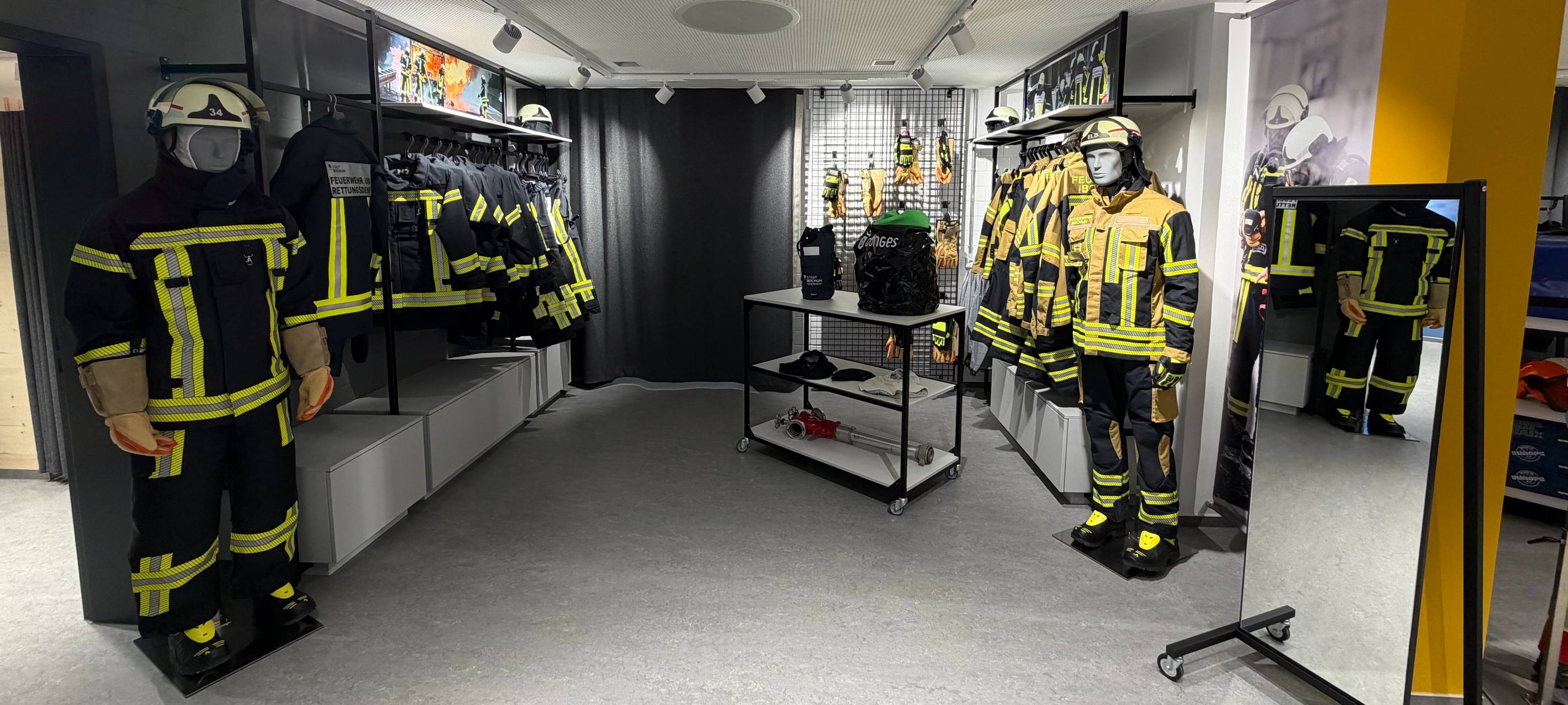 Feuerwehr Bochum zeigt neue Kleiderkammer