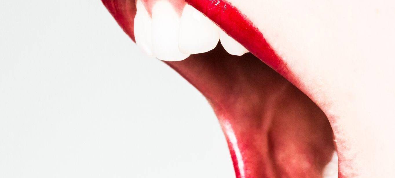 Frau mit roten Lippen schreit
