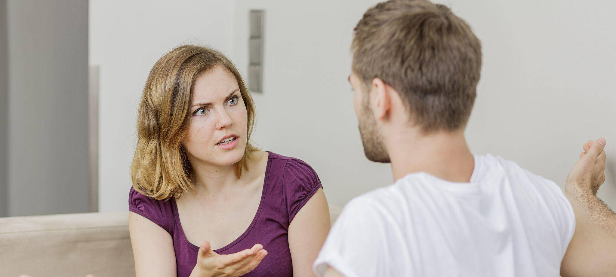 Frau spricht wütend mit ihrem Partner