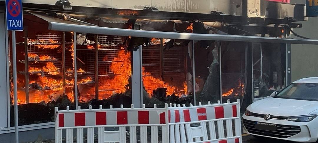 Großbrand in Bochum-Linden: Geschäft ausgebrannt