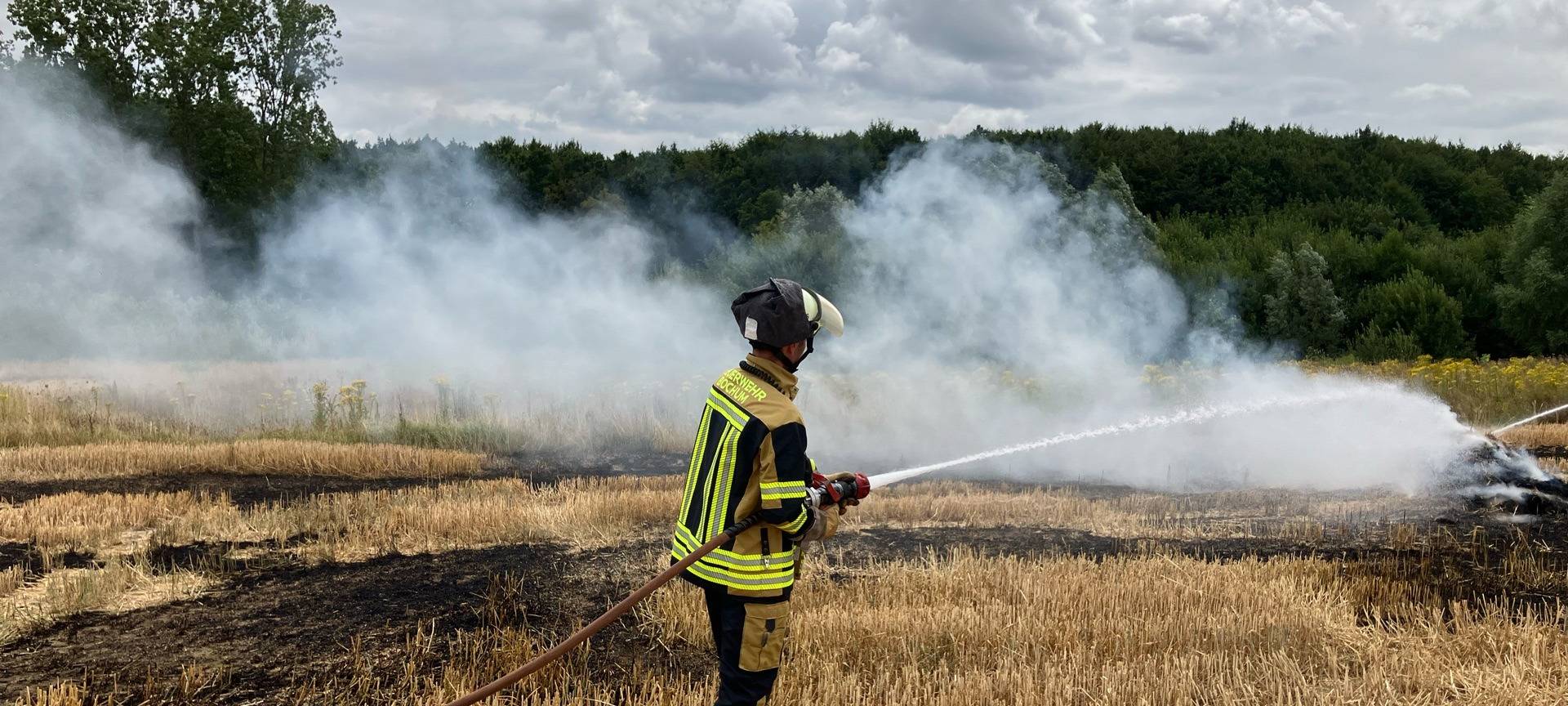 Strohballen brennt in Bochum - Feuer breitet sich auf Stoppelfeld aus