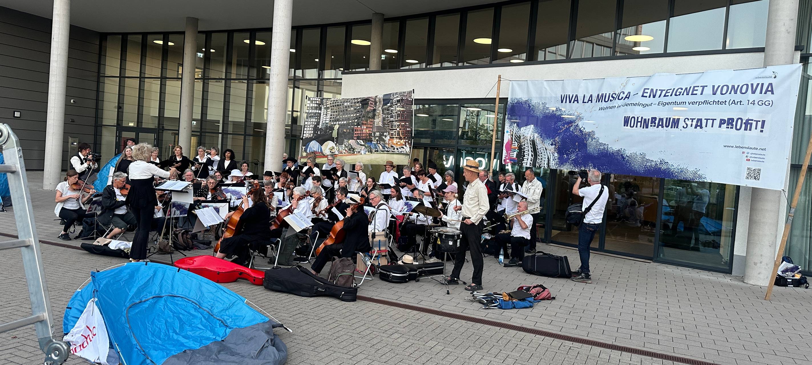 Protestorchester blockiert Eingänge der Vonovia-Zentrale in