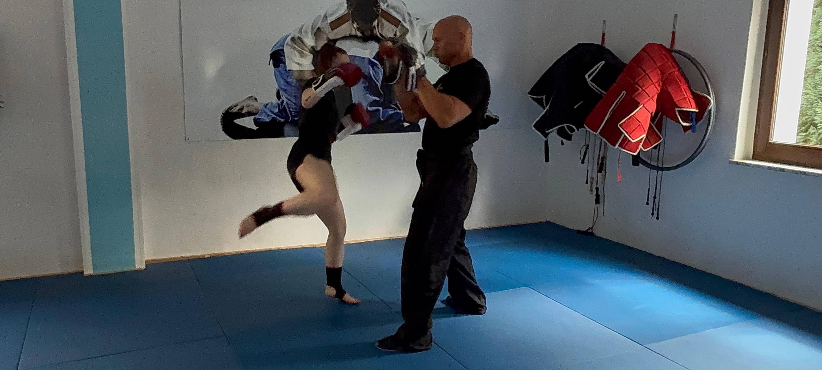 Vorbereitung auf den nächsten Kampf: Kickboxerin Linn Panzer beim Training mit Coach Dennis Müssener beim JSC Gerthe.