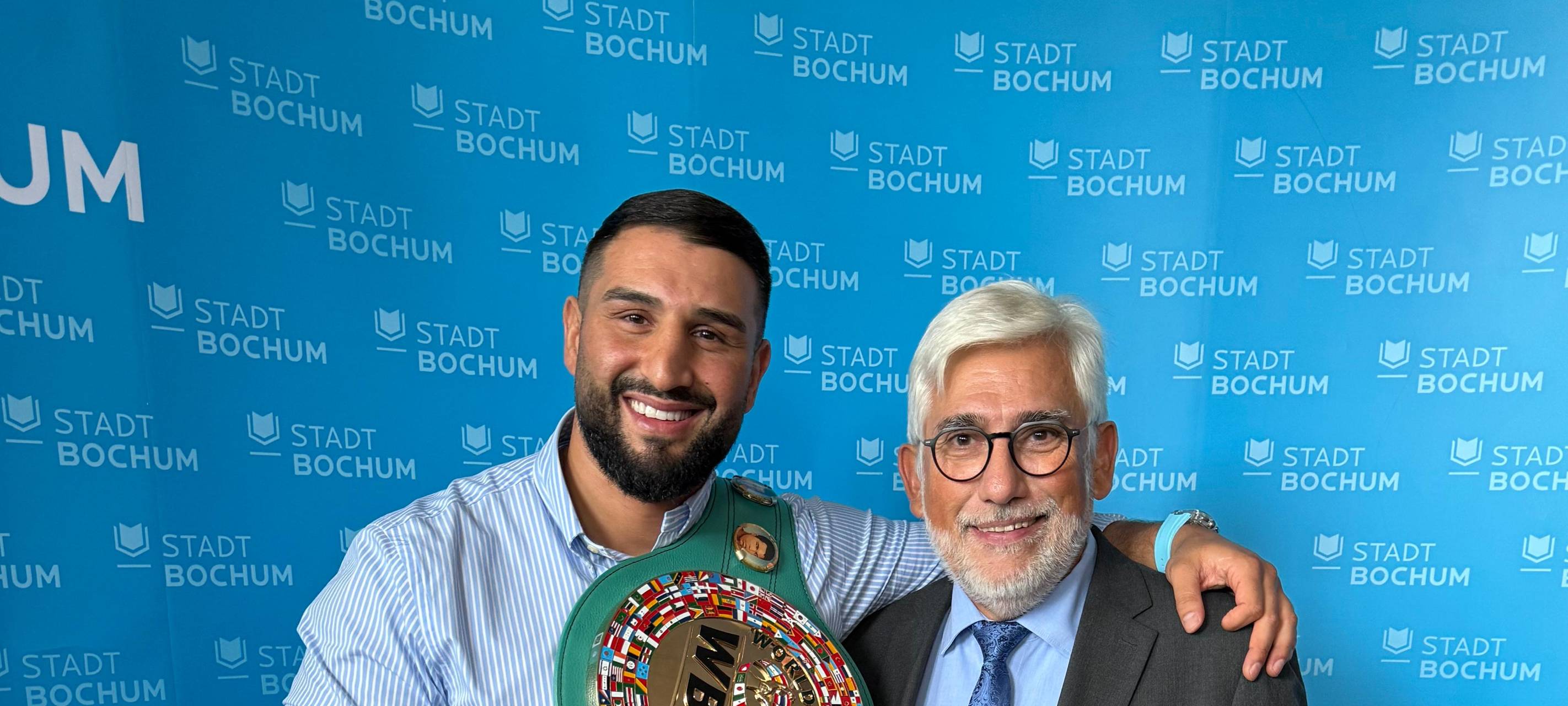 Agit Kabayel und Jörg Lukat mit dem WBC-Weltmeistergürtel