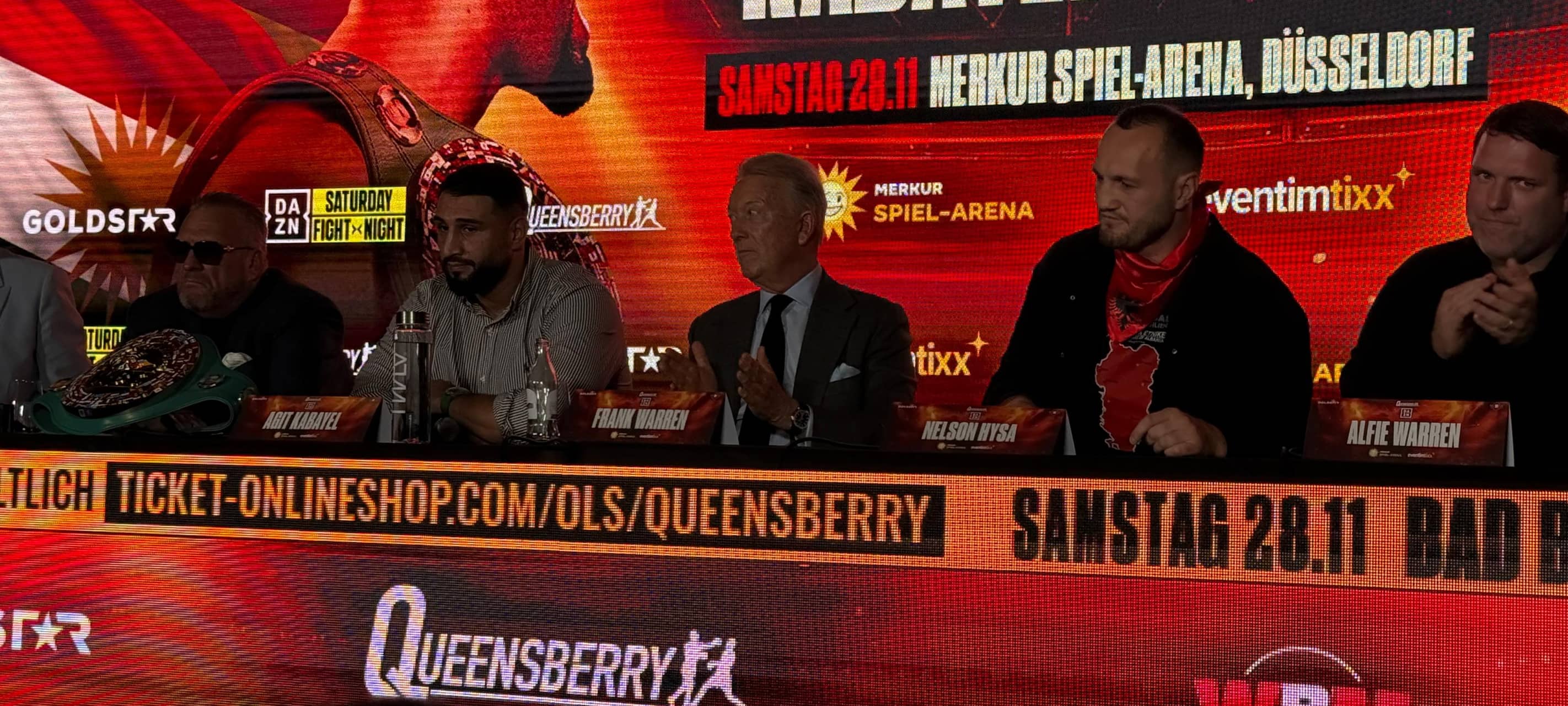 Bei der Pressekonferenz in Düsseldorf blickt Agit Kabayel auf seine erste Titelverteidigung: Am 28. November setzt der Wattenscheider seinen WBC-WM-Gürtel gegen Nelson Hysa aufs Spiel.